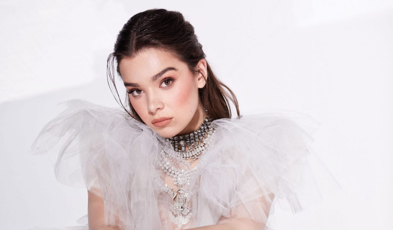 Hailee Steinfeld publica su nuevo proyecto Half Written Story