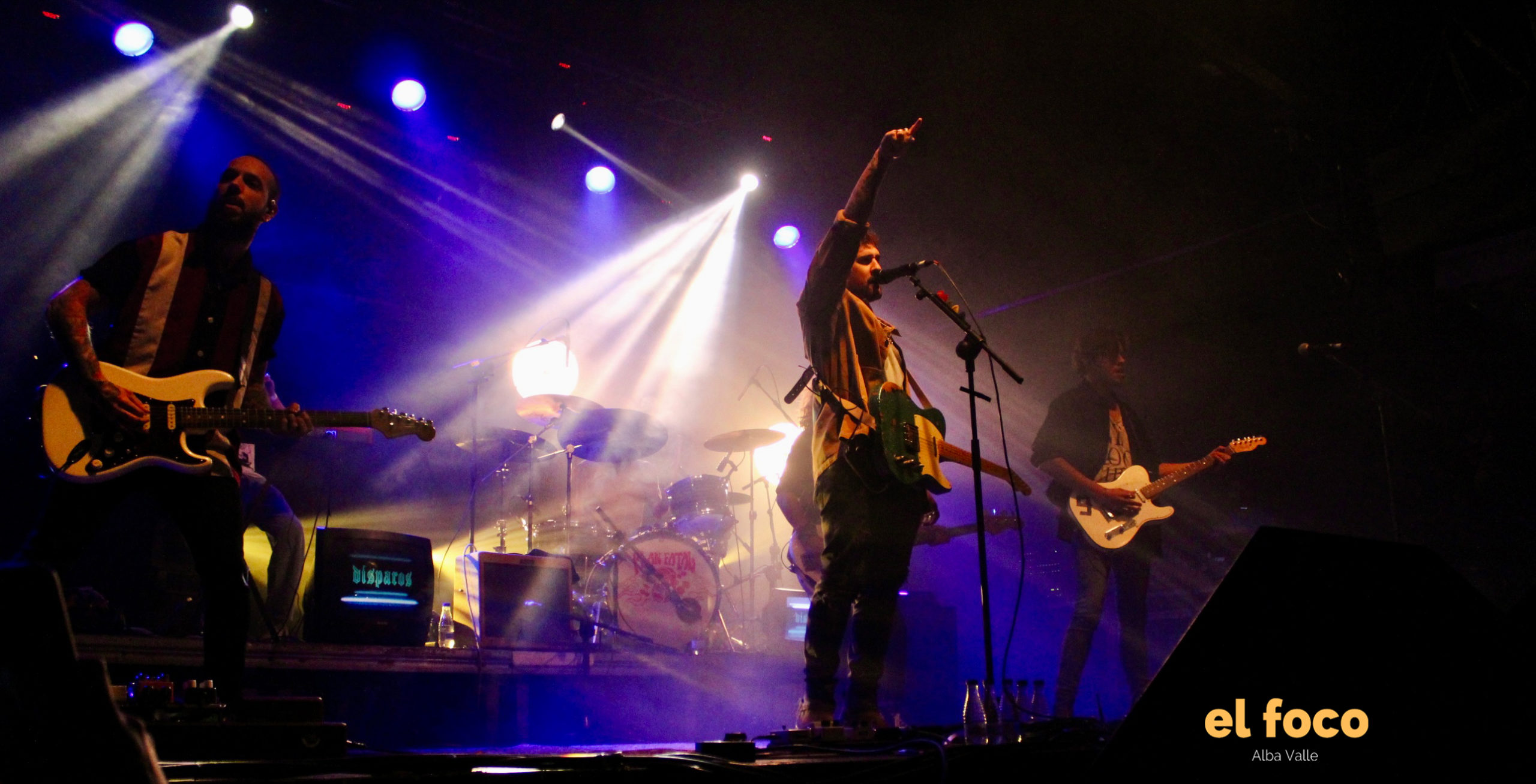 Dani Fernández con su banda durante su concierto de la gira "Plan Fatal" en la Sala Repvblicca en Valencia. Foto: Alba Valle.