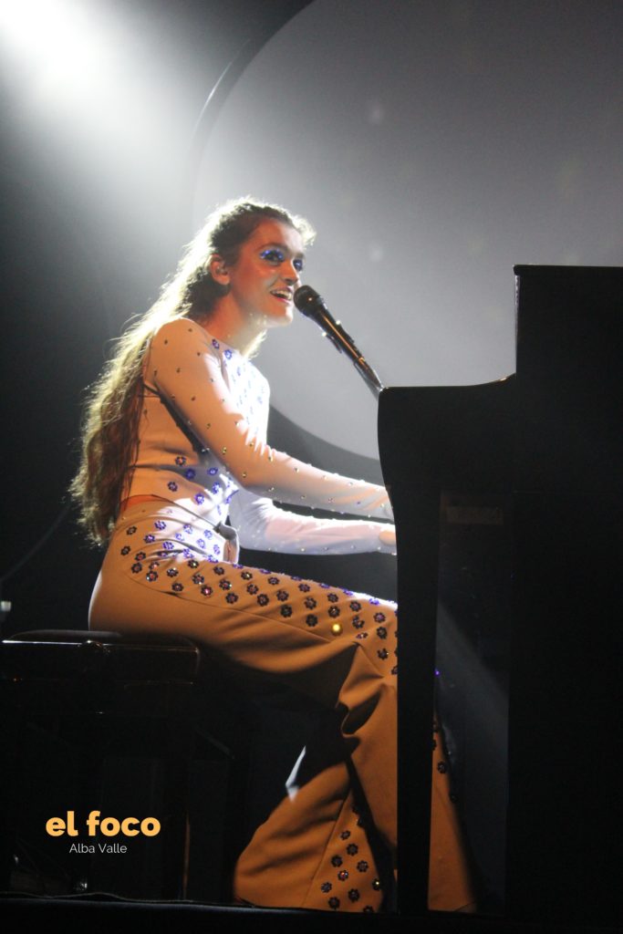 Amaia con el piano interpretando "Bienvenidos al show". Foto: Alba Valle.