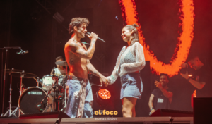 Álvaro de Luna sube a Laura Escanes al escenario por primera vez en el Zevra Festival