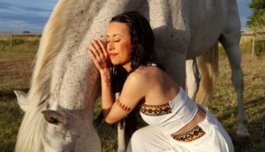 HIPPIIAA presenta «Tu ets molt animal», una oda al amor libre y salvaje
