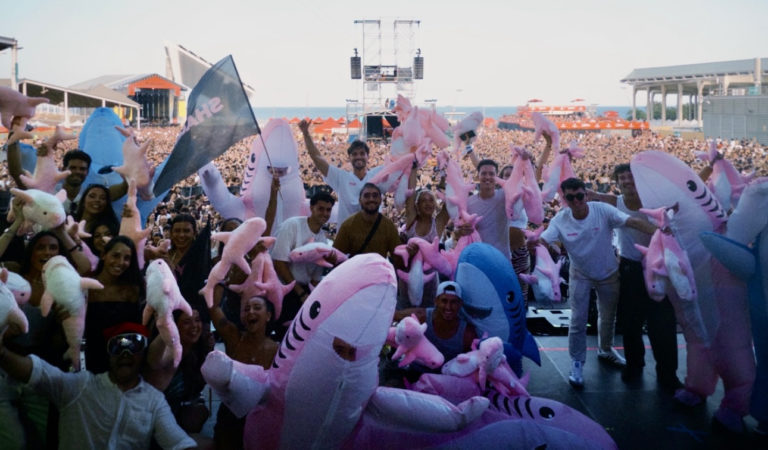SHARK debuta en el Share Festival y reparte cientos de sus icónicos peluches Sharky