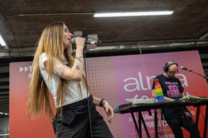 Zahara convierte el metro de Barcelona en un escenario inesperado
