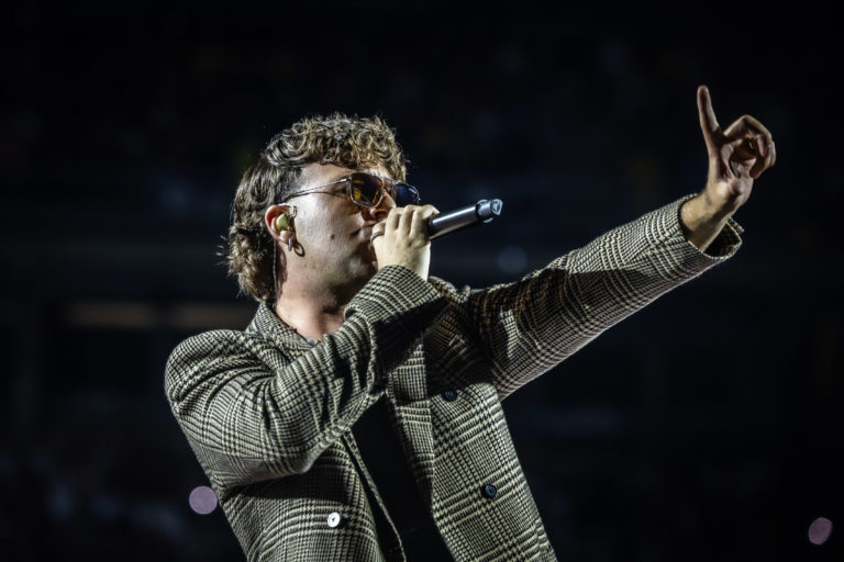 Quevedo incendia el Palau Sant Jordi con un show de tres actos