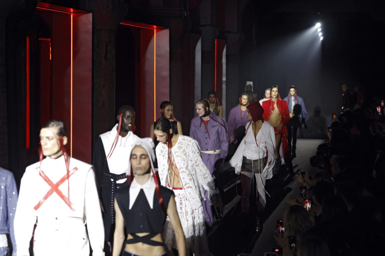 Moda con memoria: la 080 Barcelona Fashion reivindica lo usado, lo libre y lo imperfecto
