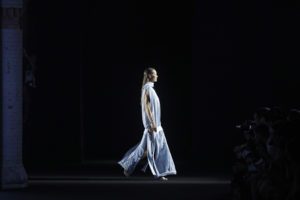 GAU irrumpe en la 080 Barcelona Fashion con un “éxtasis” de caos, belleza y visión gótica