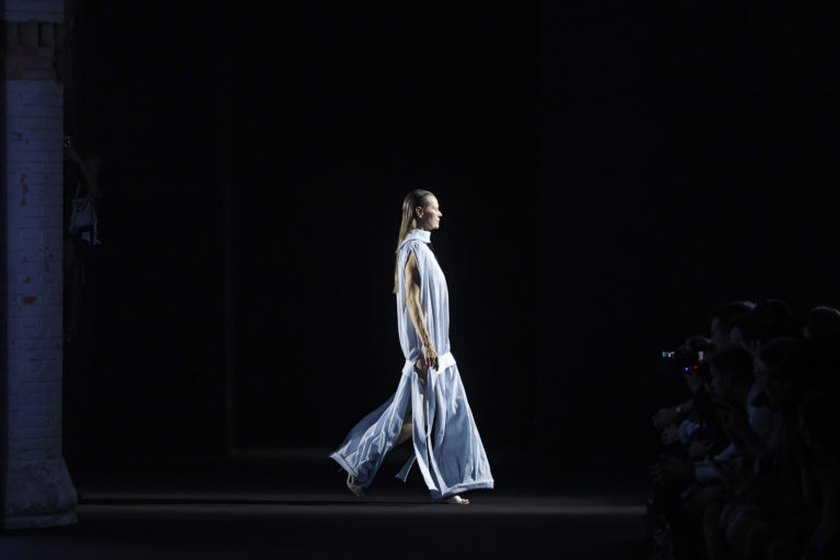 GAU irrumpe en la 080 Barcelona Fashion con un “éxtasis” de caos, belleza y visión gótica