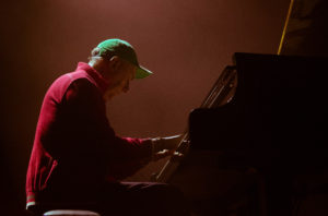 Yann Tiersen hipnotiza Barcelona con un viaje dual de piano y electrónica