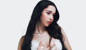 Judit Garuz presenta ‘Caoba’, una canción que nos hace flotar en el cielo del amor