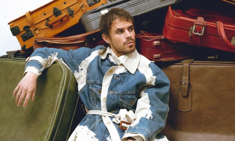 Sen Senra baja el telón de ‘PO2054AZ’ en Madrid con ‘La última misa’