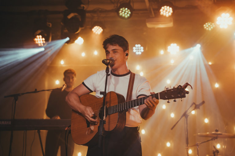 GALERÍA | Cesc Sansalvadó emociona Barcelona con Strangers Again Tour