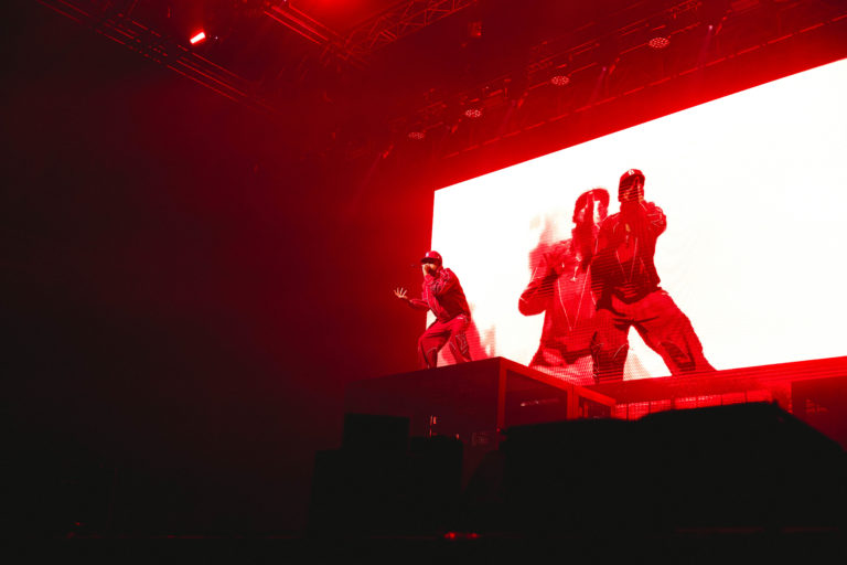 Diez años latiendo en el barrio: una noche de Fernando Costa llena de amor, memoria y fuego en Barcelona