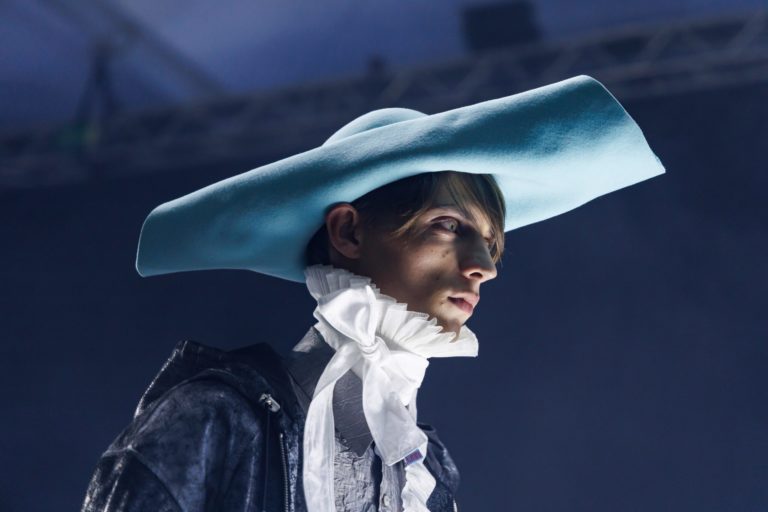 Un último día marcado por el relato y la identidad cierra la 080 Barcelona Fashion frente al mar