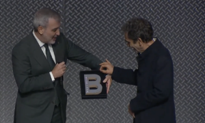 080 Barcelona Fashion rinde homenaje a Adolfo Domínguez por su 50 aniversario
