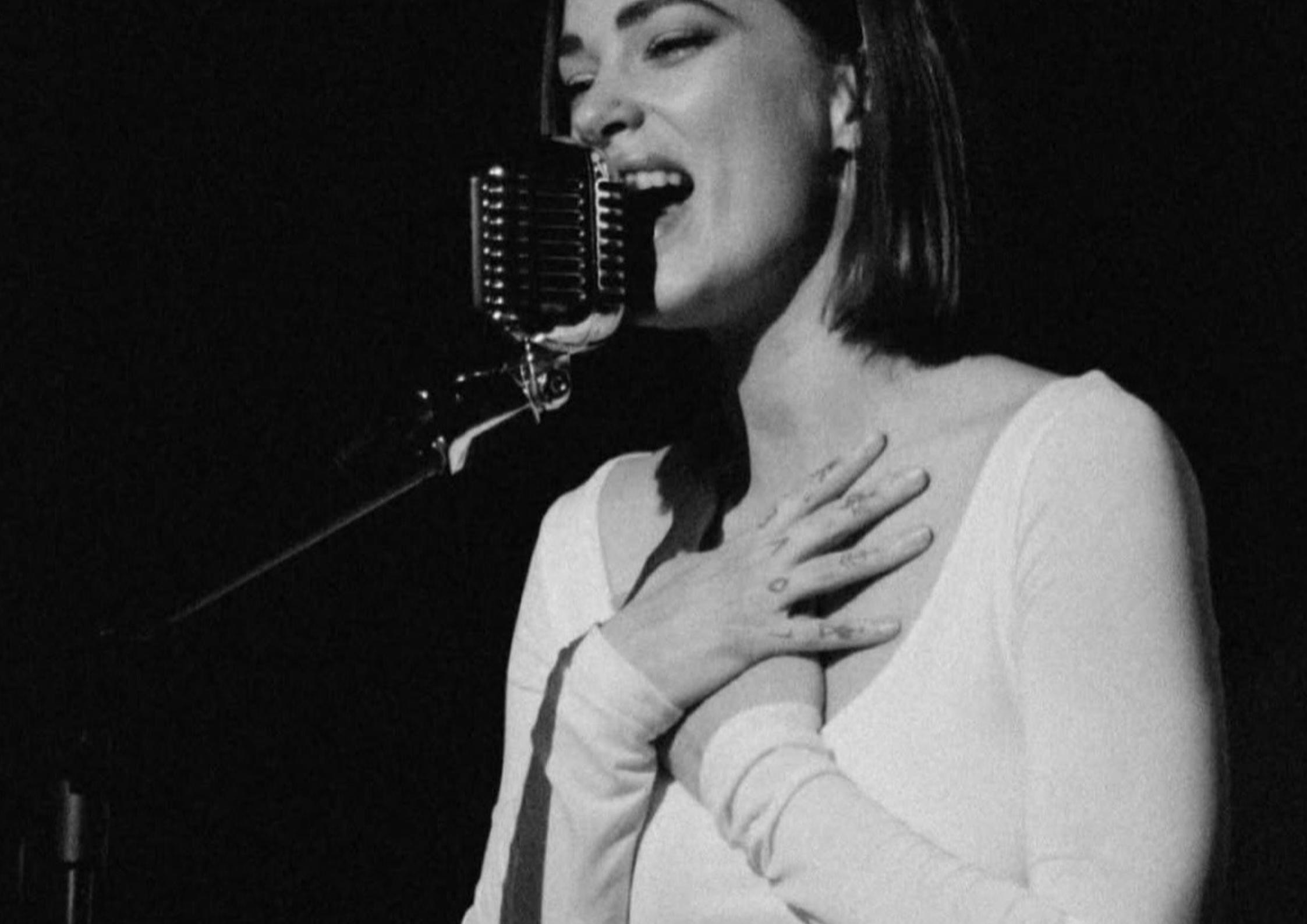 Fotografía Promocional de la Artista Sandra Groove con motivo de la Promoción de su Tour "Corazones Rotos" / Fuente: @SandraGroove (Instagram).
