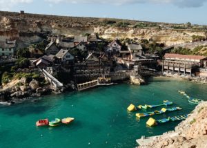Popeye Village, el parque temático más inesperado de Europa que convierte Malta en un cuento
