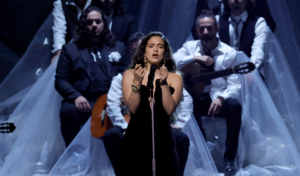 El ‘revenge dress’, el plástico y las guitarras: Te contamos cada detalle de la actuación de Rosalía en los Latin GRAMMY 2023