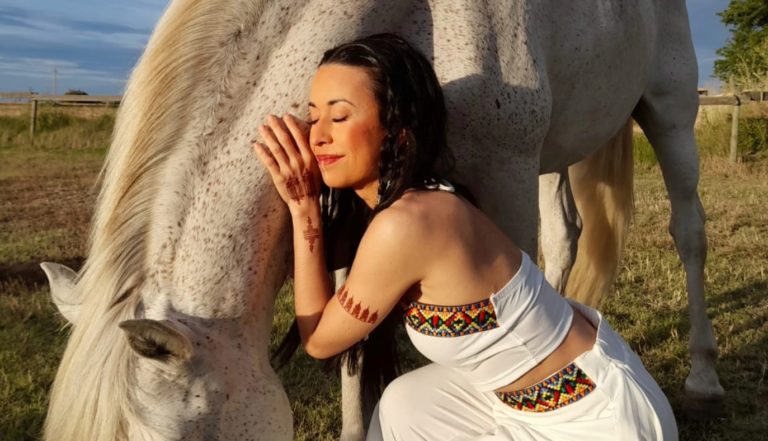 HIPPIIAA presenta «Tu ets molt animal», una oda al amor libre y salvaje