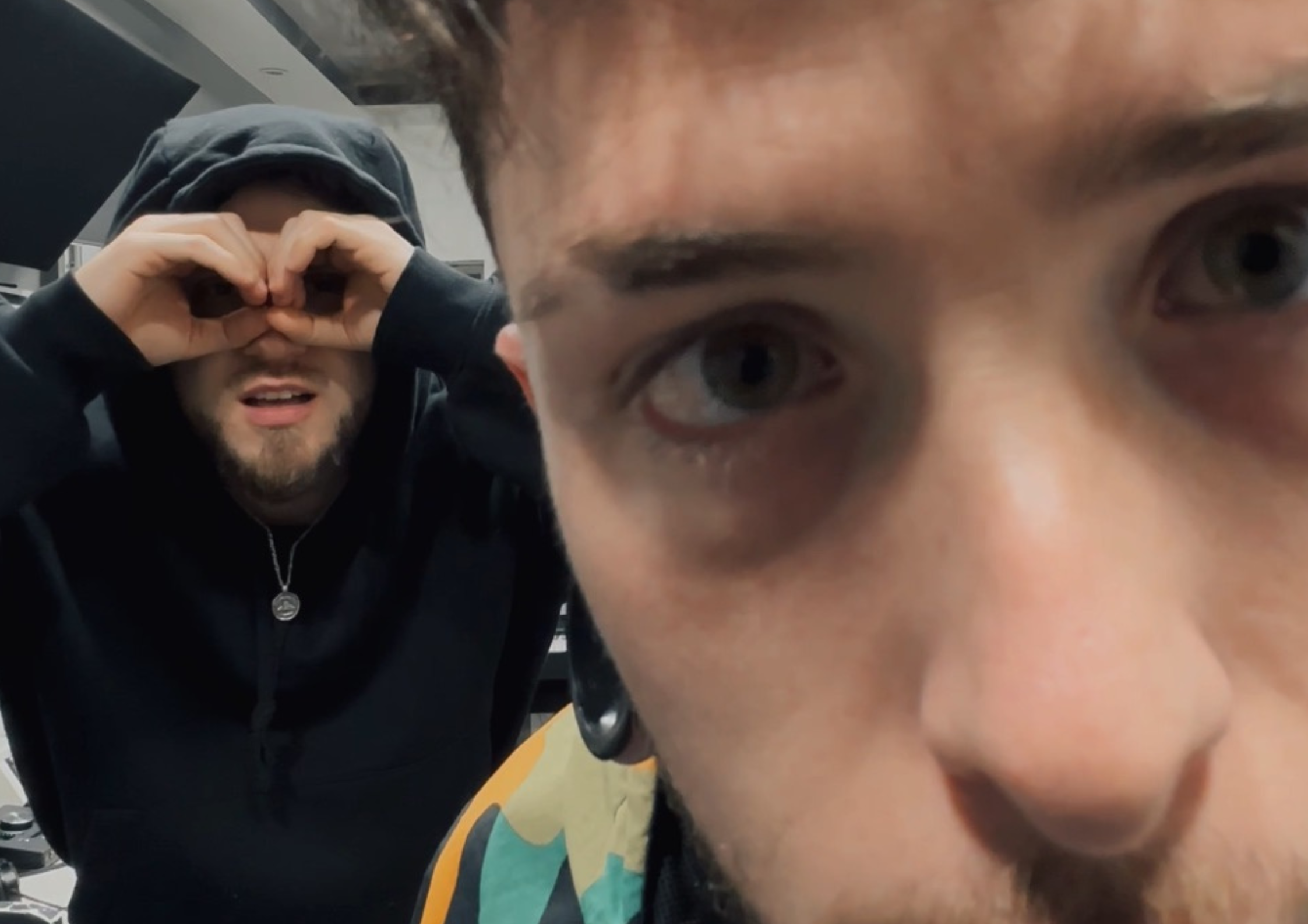 Fotografía Promocional LI4M X KAZE X "ME MIRAS" - La Santa Music X EsMusic Agency / Fuente: La Santa Music