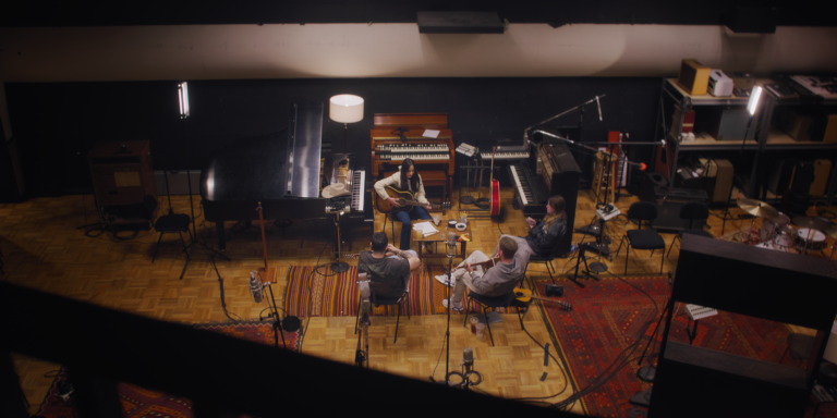 Carín León y Kacey Musgraves sorprenden con el dueto “Lost in Translation”