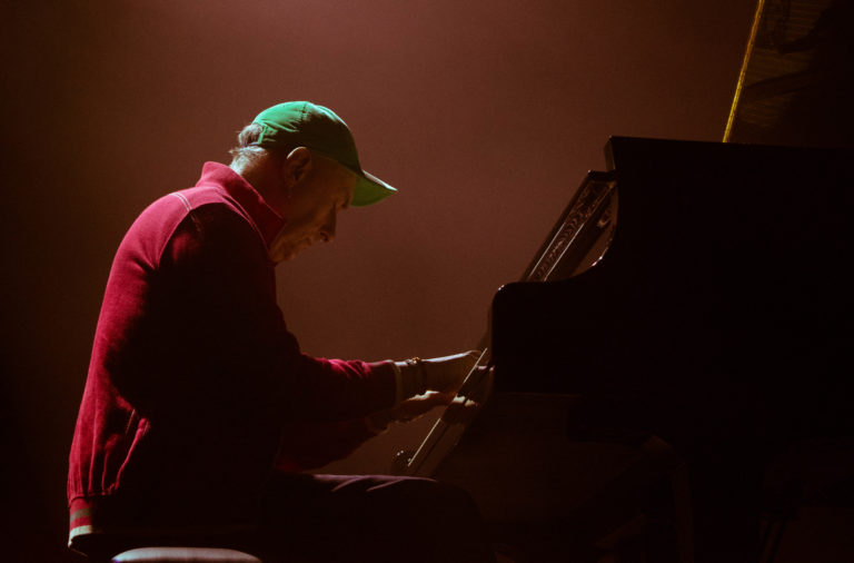 Yann Tiersen hipnotiza Barcelona con un viaje dual de piano y electrónica