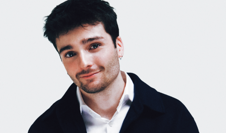 Max Navarro enciende su primera estrella a su futuro proyecto musical