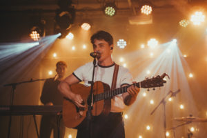 GALERÍA | Cesc Sansalvadó emociona Barcelona con Strangers Again Tour