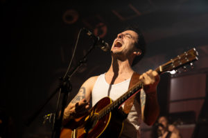 La M.O.D.A. convierte Barcelona en una trinchera de himnos