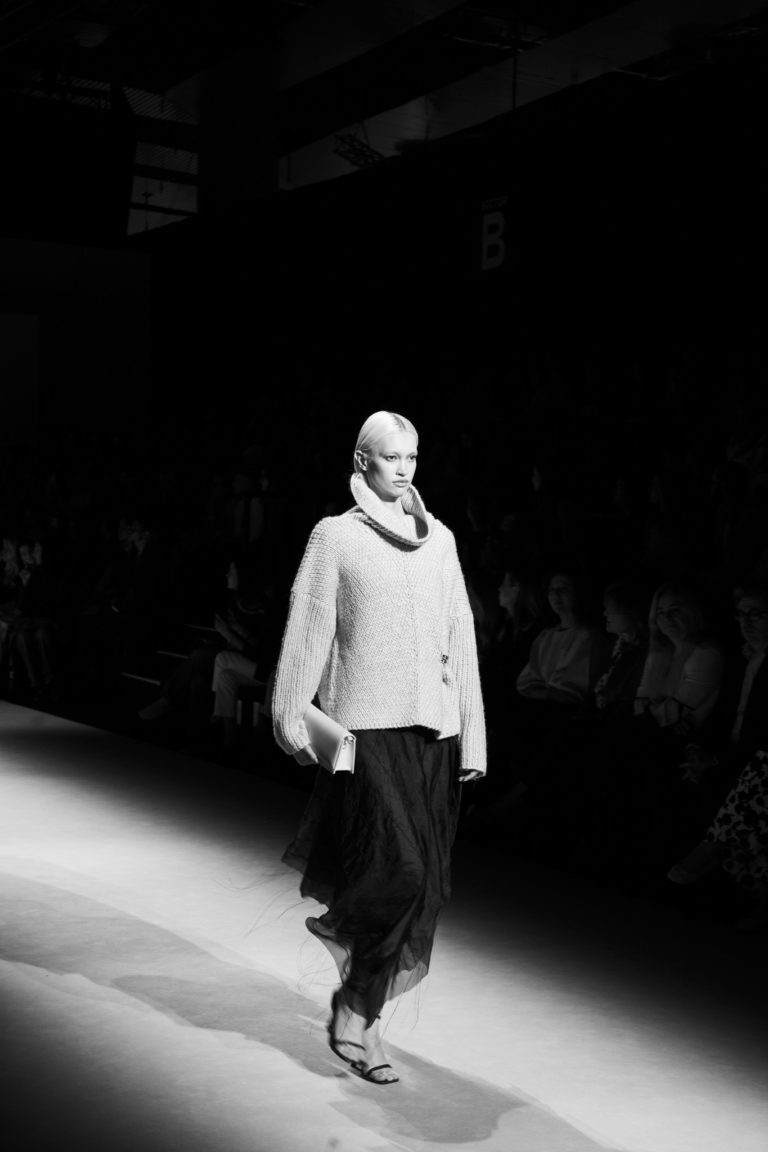 Simorra convierte la pasarela de Mercedes-Benz Fashion Week Madrid en un relato tejido entre tradición y lenguaje