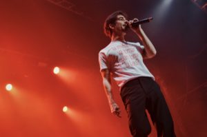 Entre confesiones y canciones: Xavibo llena Razzmatazz y conecta con su público en Barcelona