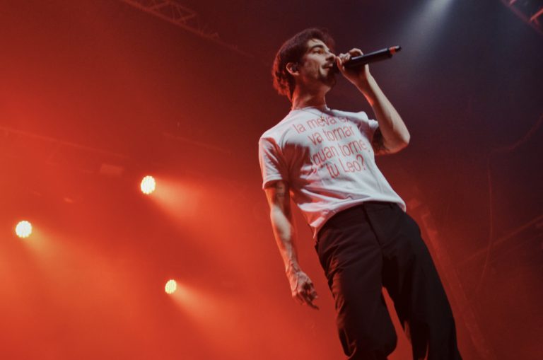 Entre confesiones y canciones: Xavibo llena Razzmatazz y conecta con su público en Barcelona