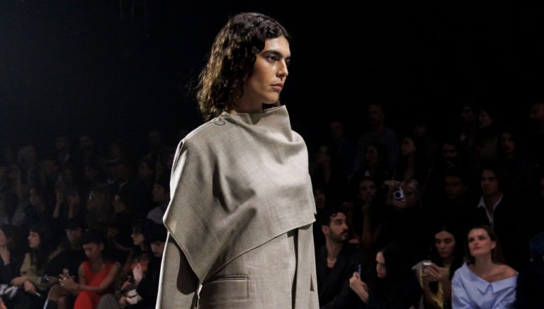 “El eco que llegó primero”: Adolfo Domínguez debuta en la 080 Barcelona Fashion