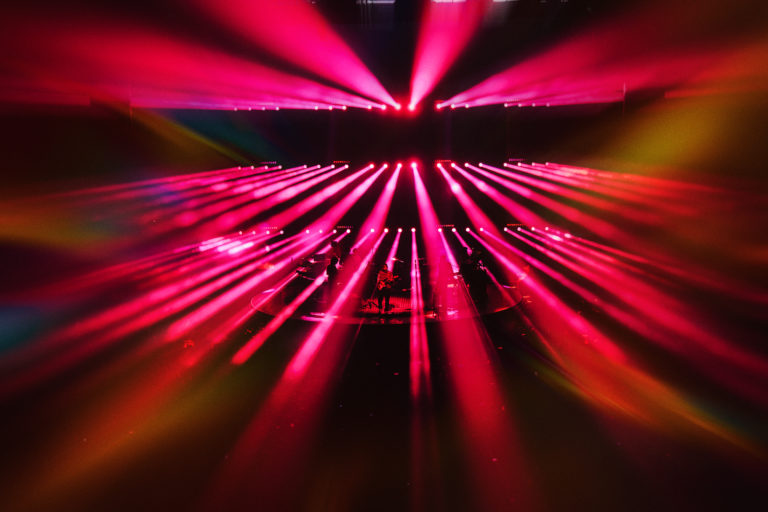 Tame Impala convierte el Sant Jordi en una experiencia hipnótica en su primer gran concierto propio en Barcelona.