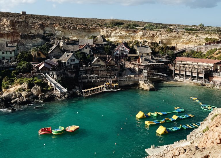 Popeye Village, el parque temático más inesperado de Europa que convierte Malta en un cuento